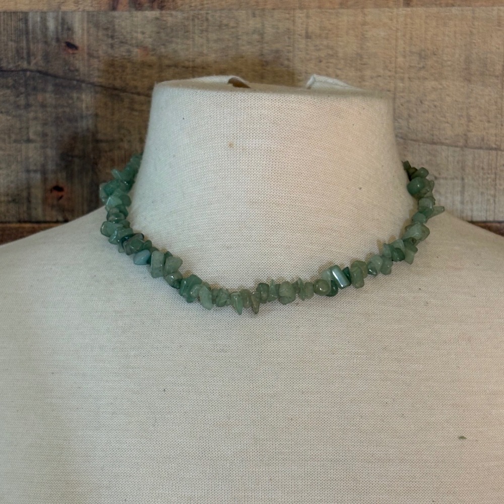 Green Natural Stone Chip Necklace 17 Inch Silver Tone Lobster Clasp
